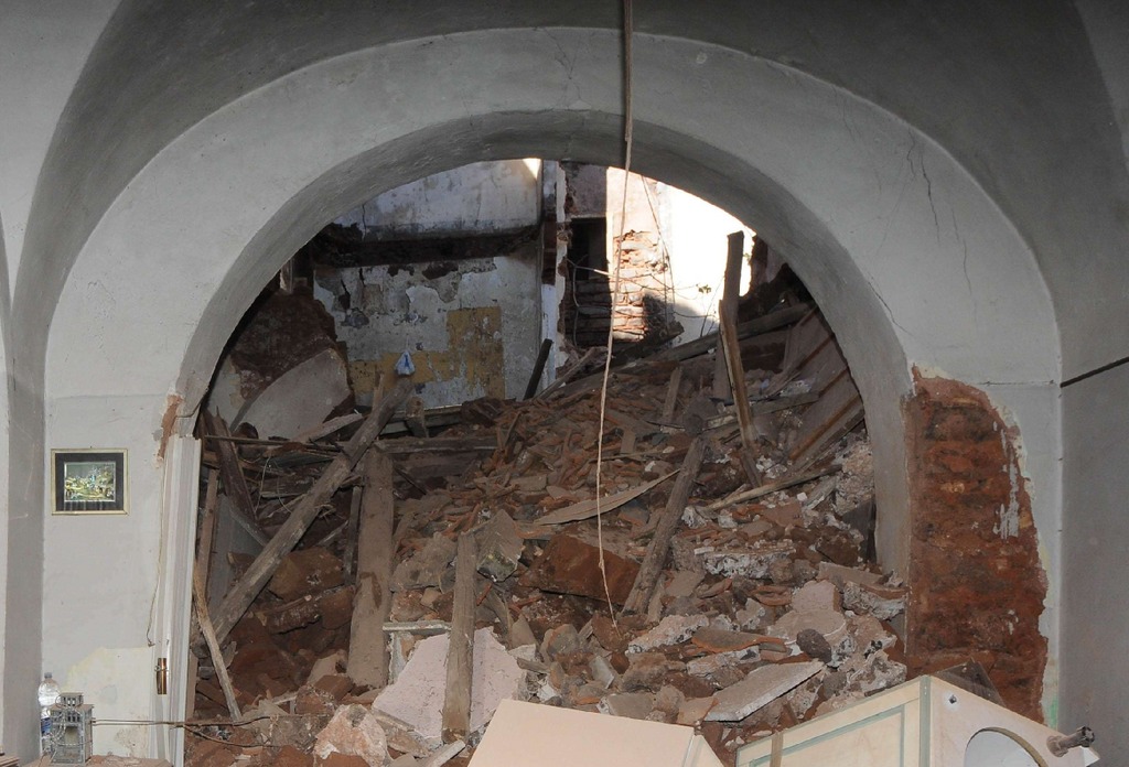 A-San-Berillo-crolla-palazzina-disabitata-e1165ea2560fcd3143930fb465d9cd20