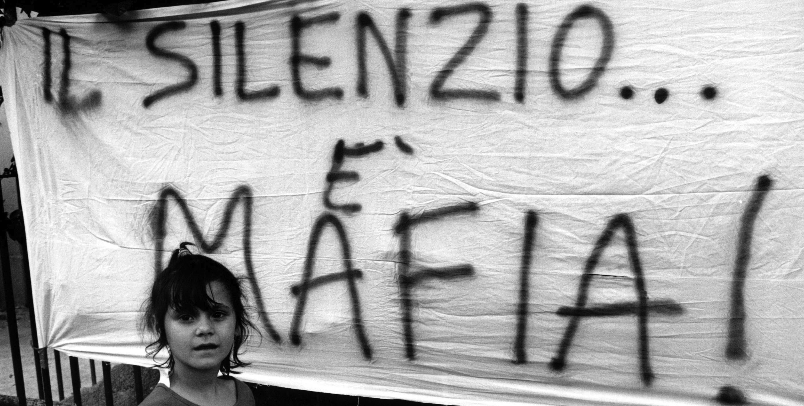 Palermo , September 1993 - Demo against the killing of Father Puglisi - A female child in front of a banner with the writing " Silence is Mafia " 

Palermo , settembre 1993 - Protesta contro la mafia per l'uccisione di Padre Pugliesi - Una bambina di fronte ad uno striscione con la scritta " Il silenzio è mafia "  *** Local Caption *** 00127716