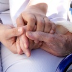 mains de personnel soignant assistant une personne agée