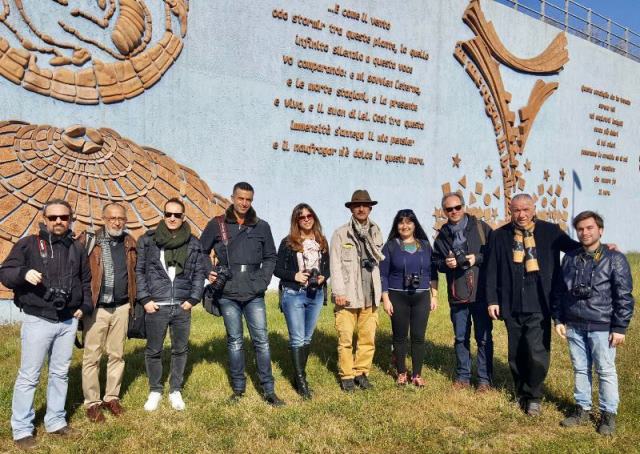 I fotografi - coordinati da Antonio Parrinello - coinvolti nel progetto davanti la Porta della Bellezza con Presti e Reza