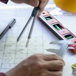 l-ingegneria-usa-l-attrezzatura-per-fare-il-disegno-del-progetto-di-costruzione_41466-415