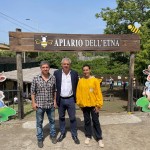 da sx Ettore Barbagallo, sindaco di Viagrande Salvo Faro e Rosi Spoto responsabile Apiario dell’Etna