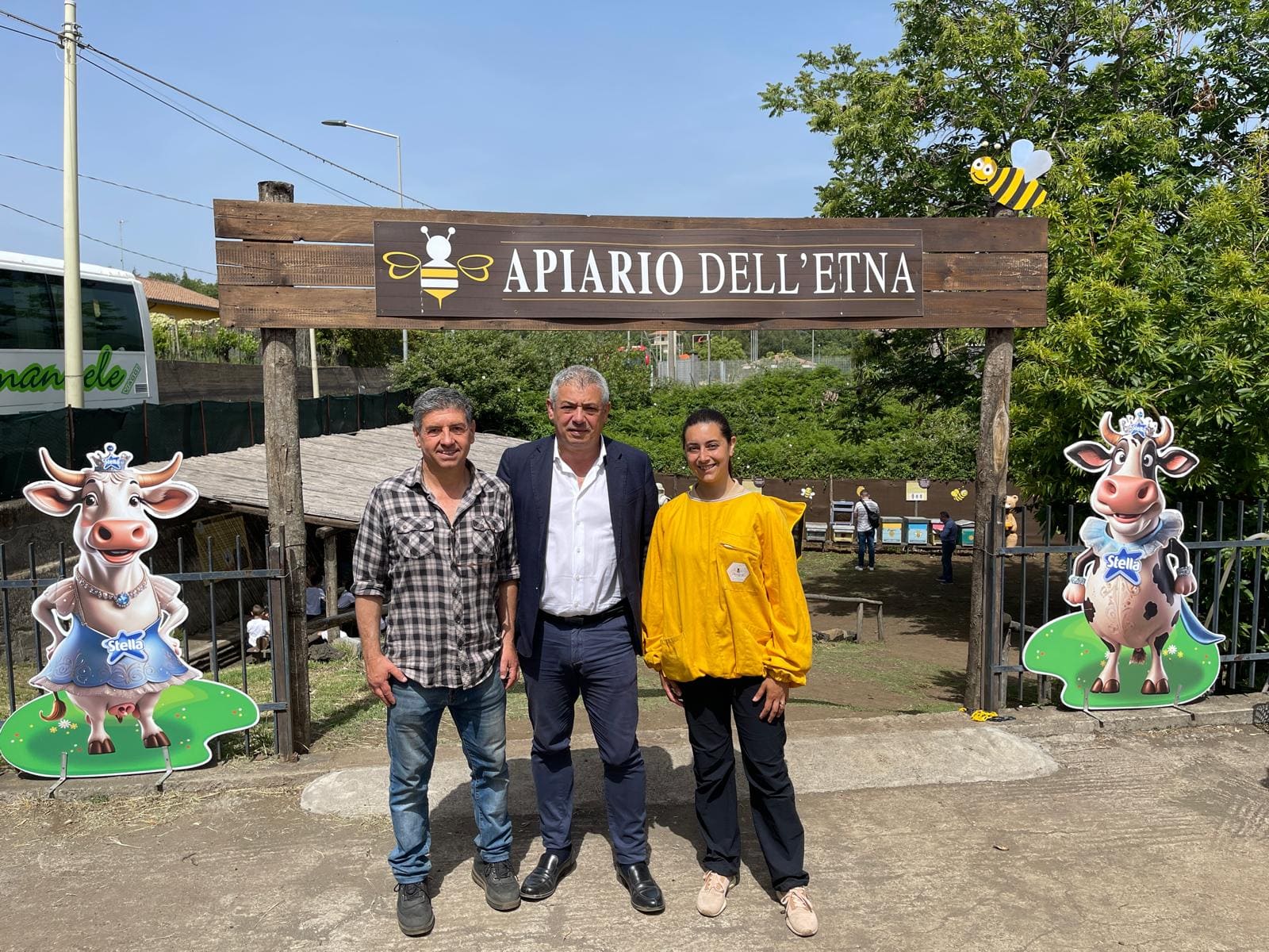 da sx Ettore Barbagallo, sindaco di Viagrande Salvo Faro e Rosi Spoto responsabile Apiario dell’Etna