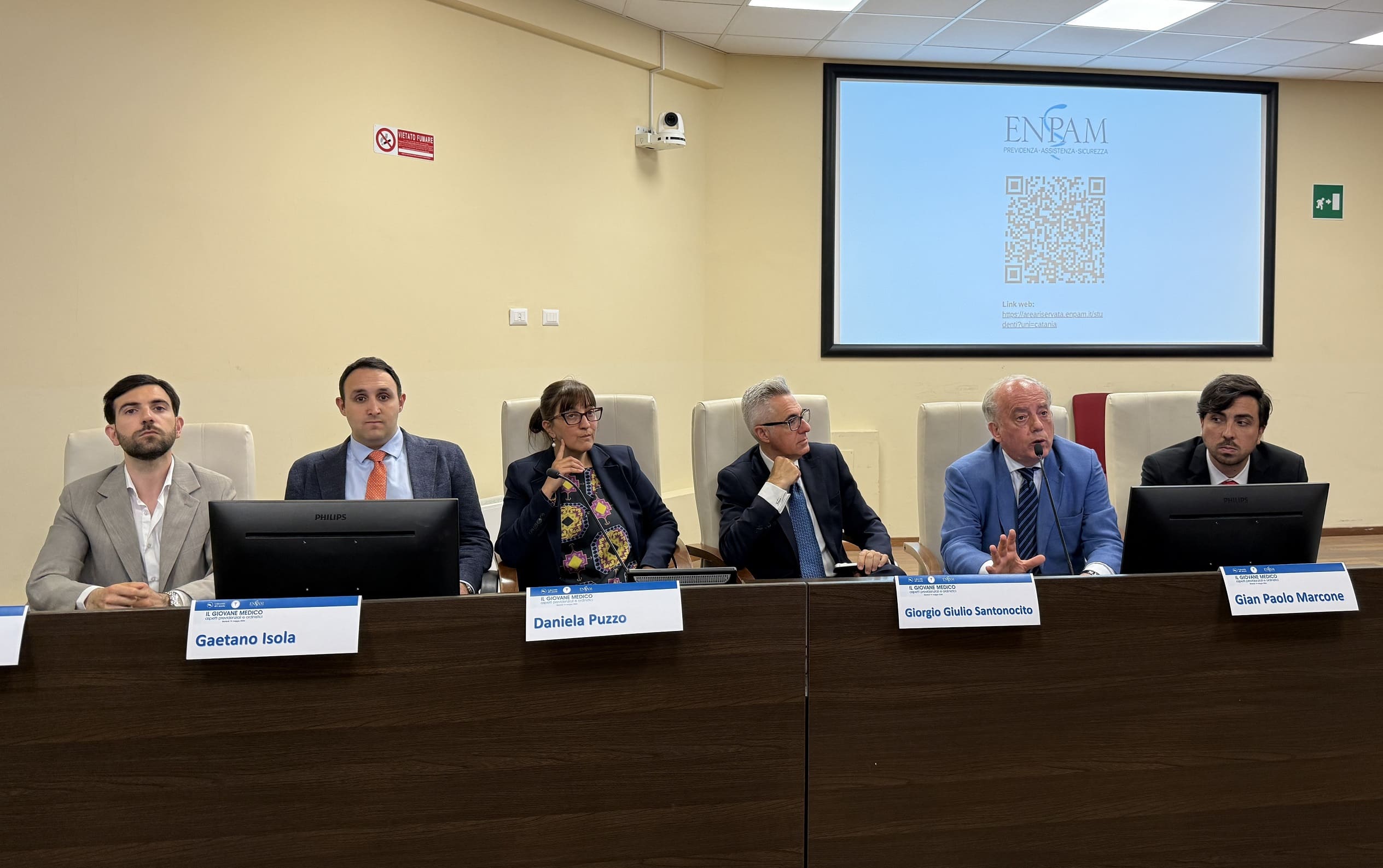 tavolo relatori (1)