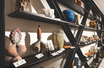 DA SOTTSASS A FANTONI, A CATANIA UNA COLLEZIONE UNICA: 135 OPERE RACCONTANO OLTRE MEZZO SECOLO DI CERAMICA D’AUTORE
