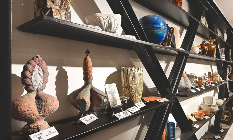 DA SOTTSASS A FANTONI, A CATANIA UNA COLLEZIONE UNICA: 135 OPERE RACCONTANO OLTRE MEZZO SECOLO DI CERAMICA D’AUTORE