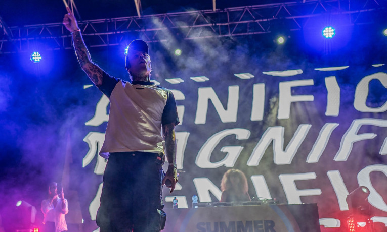 SUMMER MUSIC VILLAGE, DOPO FEDEZ IL GRAN FINALE È CON CLARA