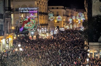 CARNEVALE DI ACIREALE 2018: GRANDE FESTA PER IL DEBUTTO DEI CARRI ALLEGORICI