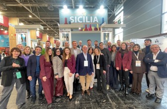 Il ministro Lollobrigida a Wine Paris 2026: «La Sicilia del vino fra le regioni italiane con più alto margine di crescita»