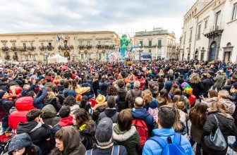 MASCHERE, MUSICA E LE MERAVIGLIE DI CARTAPESTA: IL CARNEVALE DI ACIREALE ENTRA NEL CUORE DELLA FESTA