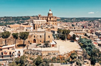 PIAZZA ARMERINA SI ACCENDE CON “SICILY FOOD VIBES”: UN VIAGGIO TRA SAPORI, TRADIZIONE E CREATIVITÀ CULINARIA