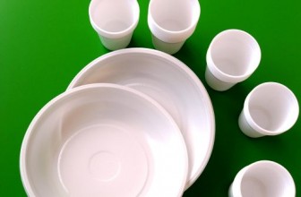 PLASTICA – DA MAGGIO ANCHE PIATTI E BICCHIERI